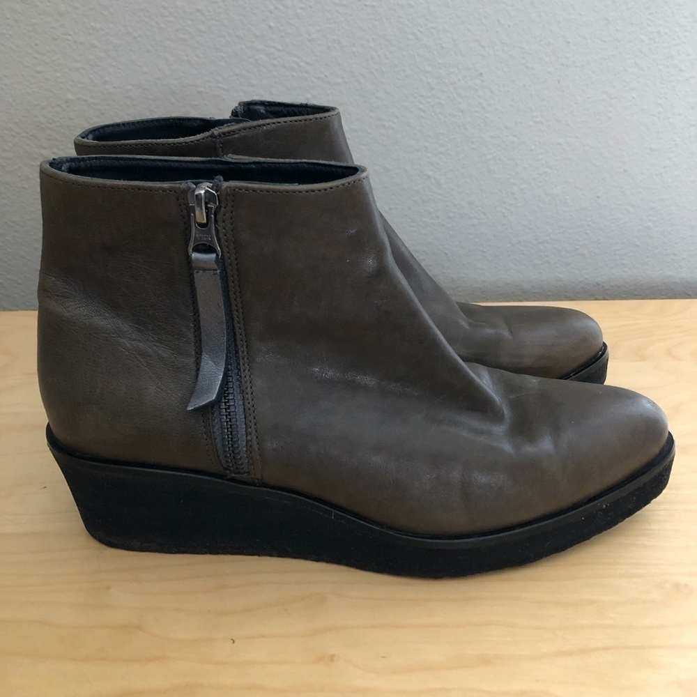 ERIC MICHAEL Platform Leather Booties Women's size 9 Brown & Black Pointed Toe